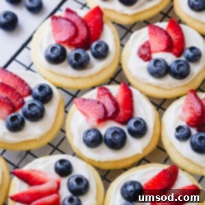 Mini fruit pizza with white chocolate cream cheese frosting - ultimate classic summer dessert in bite-size! It's a perfect make-ahead dessert for a crowd! #fruitpizza #minifruitpizza