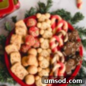 Tek Hamurdan 6dan Fazla Lezzet: Efsanevi Tereyağlı Kurabiye Hamuru 21 A festive round platter showcasing six distinct varieties of homemade Christmas butter cookies, perfect for holiday gatherings.